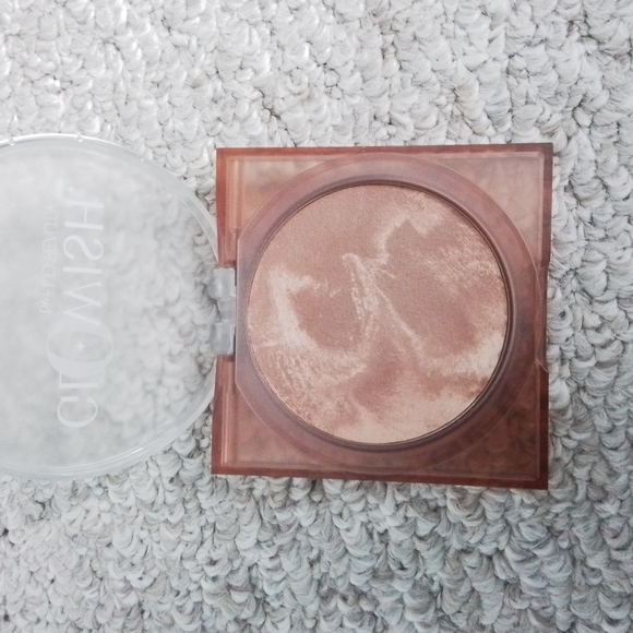 Glowish by Huda Beauty Bronzing Powder - Picture 2 of 3